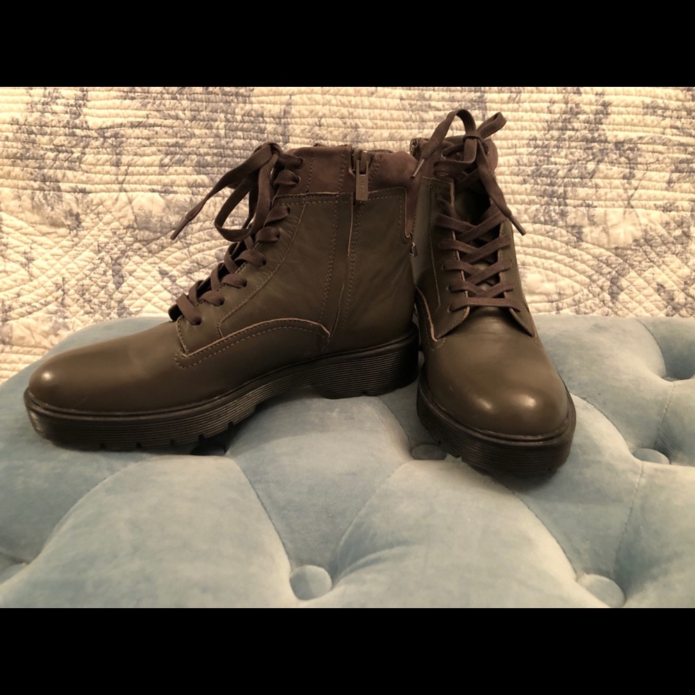 CALVIN KLEIN LEATHER BOOTIES. NWT. SIZE 9